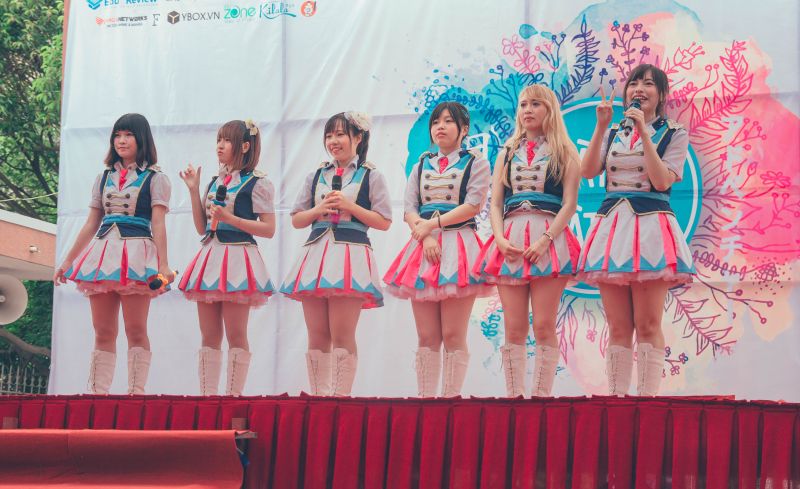 Tiếp nối thành công của các năm trước, “Ngày hội Nhật Bản” năm 2017 với chủ đề “Phiêu lưu” do CLB tiếng Nhật trường ĐH Ngoại Thương TP.HCM FJC đã được tổ chức vào ngày 14/5 vừa qua. 1 ngày hội mô phỏng 4 mùa, 17 gian hàng, 20 đối tác và hơn 2.000 vé được bán ra là những con số cực kì ấn tượng về ngày hội này. Sức hấp dẫn của “Ngày hội Nhật Bản 2017” không chỉ đến từ chủ đề “Phiêu lưu” mô phỏng lại những chuyến đi qua nhiều khung cảnh và thời gian mà còn qua những hoạt động giao lưu văn hóa đầy màu sắc và tràn ngập niềm vui. Hãy cùng Kilala điểm lại những khoảnh khắc đáng nhớ trong chuyến “Phiêu lưu” năm nay nhé! ngà hội nhật bản 2017 ngà hội nhật bản 2017 ngà hội nhật bản 2017 ngà hội nhật bản 2017 ngà hội nhật bản 2017 Tiếp nối thành công của các năm trước, “Ngày hội Nhật Bản” năm 2017 với chủ đề “Phiêu lưu” do CLB tiếng Nhật trường ĐH Ngoại Thương TP.HCM FJC đã được tổ chức vào ngày 14/5 vừa qua. 1 ngày hội mô phỏng 4 mùa, 17 gian hàng, 20 đối tác và hơn 2.000 vé được bán ra là những con số cực kì ấn tượng về ngày hội này. Sức hấp dẫn của “Ngày hội Nhật Bản 2017” không chỉ đến từ chủ đề “Phiêu lưu” mô phỏng lại những chuyến đi qua nhiều khung cảnh và thời gian mà còn qua những hoạt động giao lưu văn hóa đầy màu sắc và tràn ngập niềm vui. Hãy cùng Kilala điểm lại những khoảnh khắc đáng nhớ trong chuyến “Phiêu lưu” năm nay nhé! ngà hội nhật bản 2017 ngà hội nhật bản 2017 ngà hội nhật bản 2017 ngà hội nhật bản 2017 ngà hội nhật bản 2017
